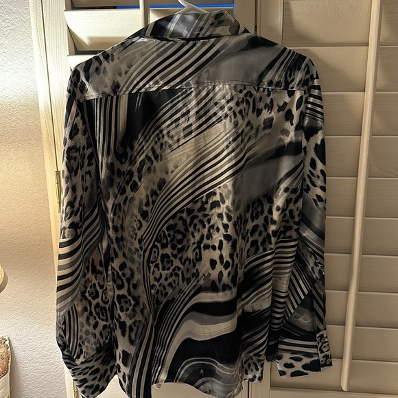 Chico’s Silver Black Animal Print Satin Long Sleeve Button Down Blouse Sz 2 (L) - Picture 9 of 9